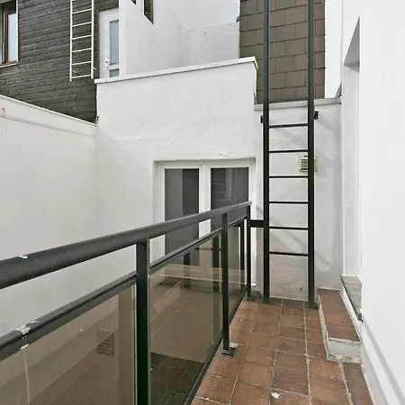 Spacious Terraced House, Center Of